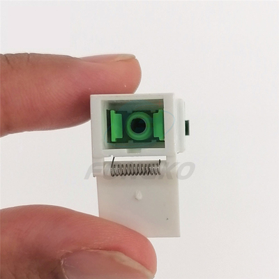Adaptatore monouso in fibra bianca a guscio verde SC/APC Adaptatore auto scudo con schegge metalliche e stabilità a temperatura ≤0,20 dB